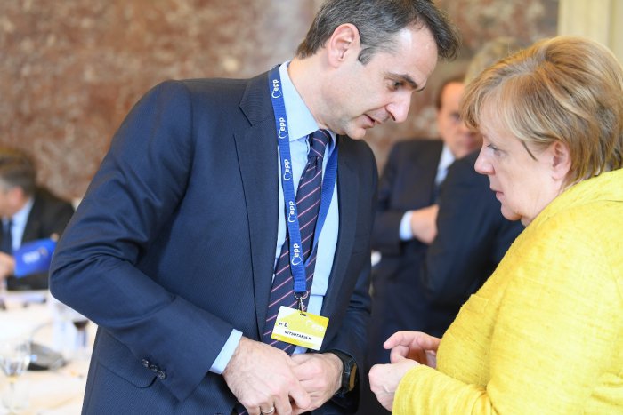 Unser Archivfoto (© Eurokinissi) entstand während eines früheren Treffens zwischen Premierminister Kyriakos Mitsotakis und der deutschen Bundeskanzlerin Angela Merkel.