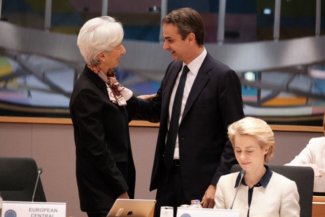 Unser Foto (© Eurokinissi) zeigt Ministerpräsident Kyriakos Mitsotakis (m.) in Brüssel. Es entstand im Rahmen einer Tagung des Europäischen Rates.