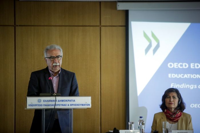 Foto (© Eurokinissi) zeigt den Bildungsminister Kostas Gavroglou und (sitzend) Gebriela Ramos von der OECD bei der Präsentation am Donnerstag.