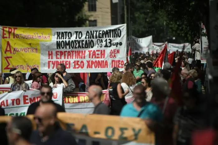 Unser Foto (© Eurokinissi) entstand während eines früheren Generalstreiks der ADEDY und der GSEE. Auf dem Transparent steht u. a. „Die Arbeiterklasse wird nicht 150 Jahre zurückgeführt“.