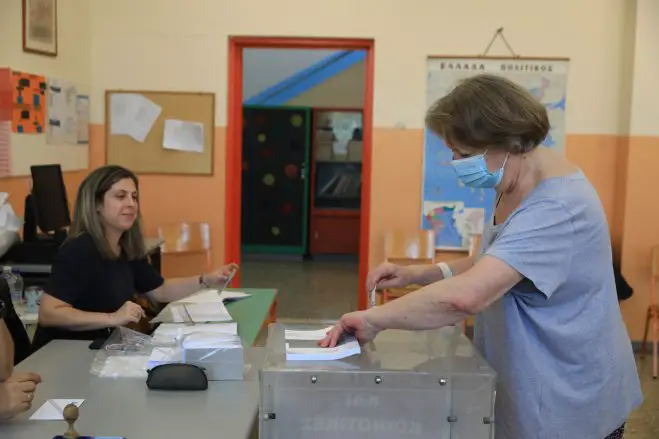 Im kommenden Jahr müssen Griechinnen und Griechen ihre Stimme nicht mehr zwangsläufig an der Wahlurne abgeben. (Archivfoto © Eurokinissi)