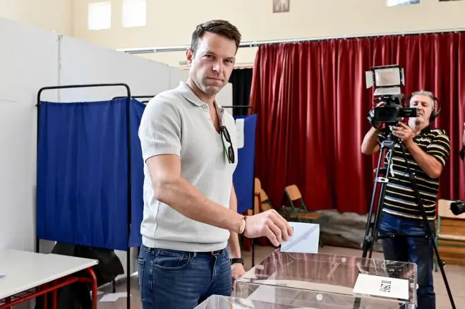Stefanos Kasselakis an einer Wahlurne (© Eurokinissi)