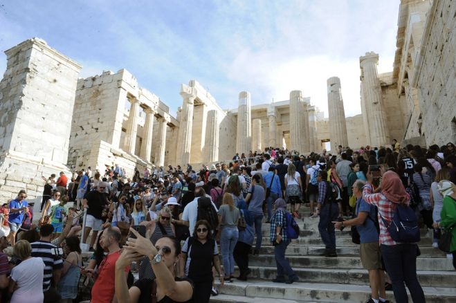 Unser Archivfoto (© Eurokinissi) zeigt Touristen auf der Athener Akropolis.