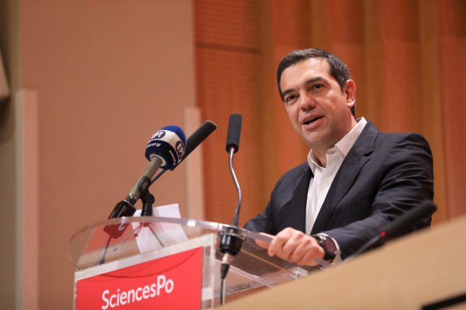 Unser Foto (© Eurokinissi) zeigt den ehemaligen Ministerpräsident Griechenlands Alexis Tsipras während seiner Rede am Institut für politische Studien Paris.