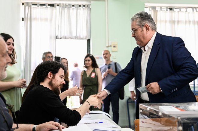  Unser Foto (© Eurokinissi) zeigt den Generalsekretär der kommunistischen KKE, Dimitris Koutsoumpas, im Wahllokal in Lamia, wo er seine Stimme abgab.