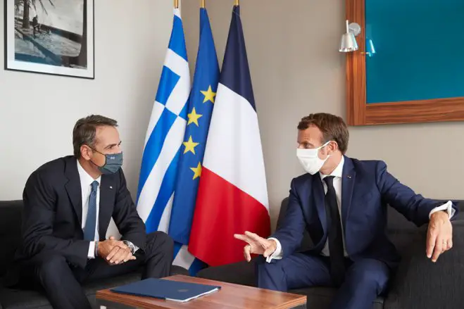 Unser Foto (© Eurokinissi) zeigt Ministerpräsident Mitsotakis mit Frankreichs Staatspräsidenten Macron während ihrer Unterredung auf Korsika.