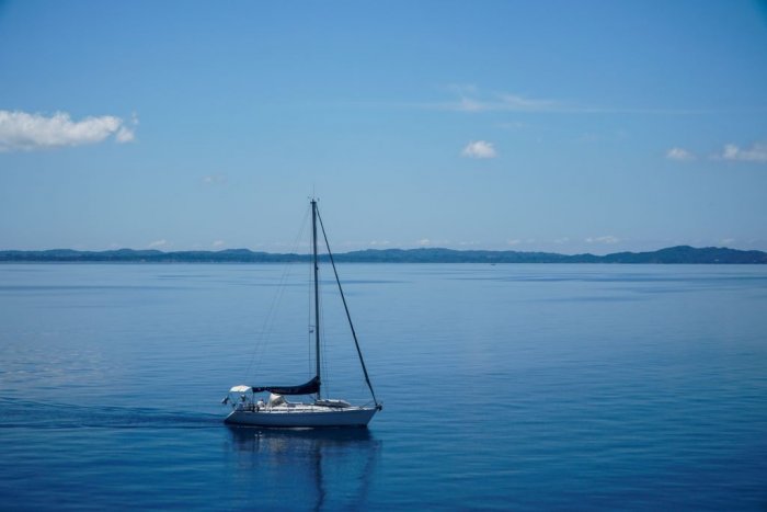 Unser Archivfoto (© Eurokinissi) zeigt ein Boot das über das Meer segelt. 