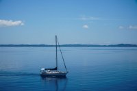 Unser Archivfoto (© Eurokinissi) zeigt ein Boot das über das Meer segelt. 