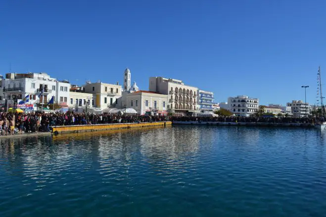 Das Foto (© Eurokinissi) zeigt die Promenade der Kykladeninsel Tinos.