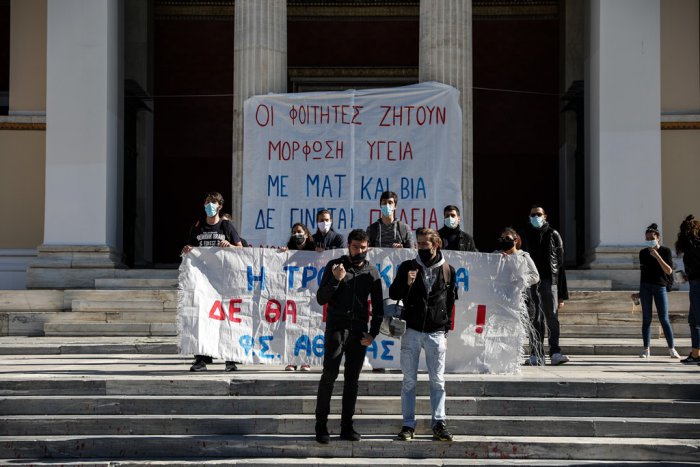 Unser Foto (© Eurokinissi) entstand am Dienstag (23.2.) während einer Demonstration von Studenten in Athen.