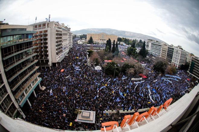 Unsere Fotos (© Eurokinissi) entstanden am Sonntag bei der Kundgebung vor dem Parlament in Athen.