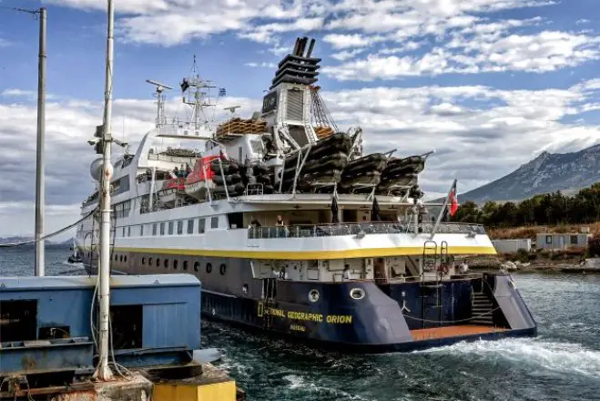 Das erste Kreuzfahrtschiff "National Geographic Orion" überquert nach 7 Monaten den Kanal von Korinth. Foto (© Eurokinissi)