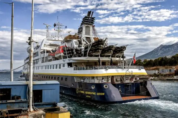 Das erste Kreuzfahrtschiff "National Geographic Orion" überquert nach 7 Monaten den Kanal von Korinth. Foto (© Eurokinissi)