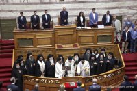 Unsere Fotos (© Pressebüro des Parlaments) entstanden am Mittwochvormittag im griechischen Parlament.