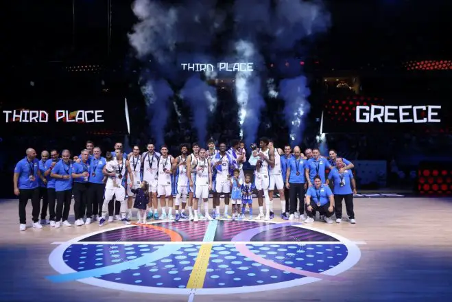 Unser Foto (© Eurokinissi) zeigt das Team der griechischen Nationalmannschaft nach dem Sieg am Sonntag.