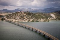 Unser Archivfoto (© Eurokinissi) zeigt die etwa 1,4 Kilometer lange Servia-Brücke in West-Makedonien.