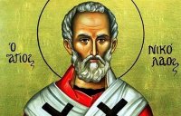 Mit Geschenkpäckchen unterwegs zum Nikolaos-Tag (6. Dezember)