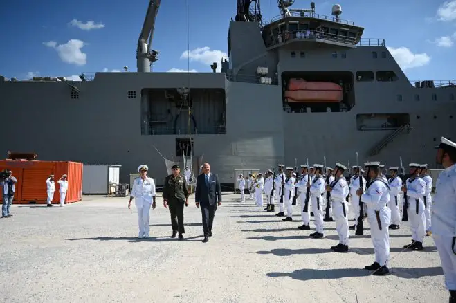 Unser Foto (© Eurokinissi) zeigt Verteidigungsminister Nikos Dendias während der Übergabe der „Perseas“ an die griechische Marine.