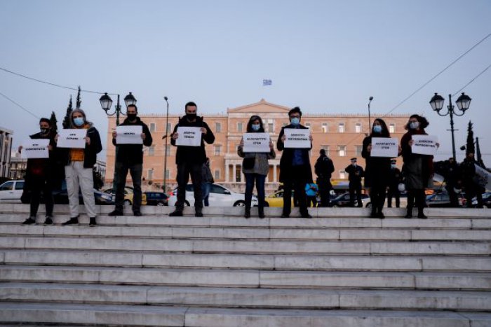 Unser Foto (© Eurokinissi) entstand am Mittwoch (24.2.) während einer Solidaritätskundgebung für den Terroristen Dimitris Koufontinas vor dem Parlament in Athen.