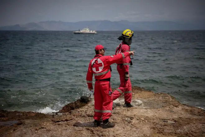 Unser Foto (© Eurokinissi) zeigt Mitarbeiter des Hellenischen Roten Kreuzes bei der Suche nach Vermissten. 