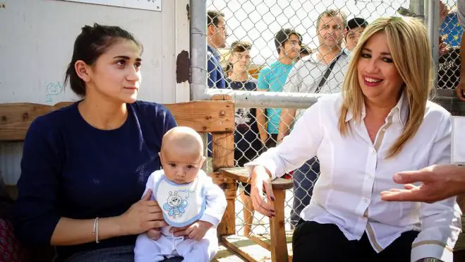  Das Foto (© Eurokinissi) zeigt Fofi Gennimata, die Vorsitzende der Mitte-links-Partei „Bewegung der Veränderung“ bei einem Besuch in Moria.