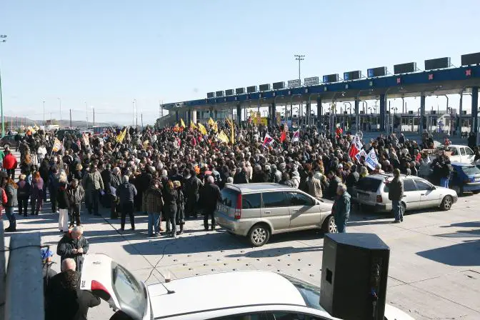 Protest in Griechenland gegen höhere Gebühren: Mautstelle niedergebrannt