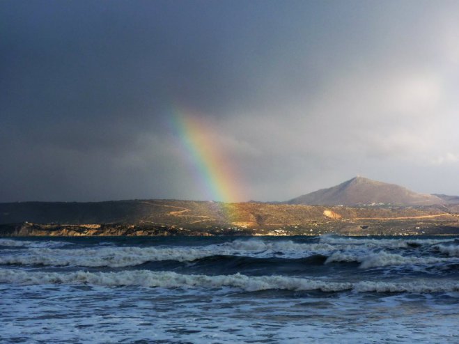 Das Foto (© Ulrike Behn) zeigt ein Regenbogen über Kreta.