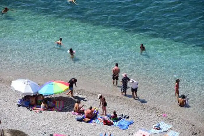 Foto (© Eurokinissi): Nichts wie rein in die Wellen: Badefreuden in der Argolis.