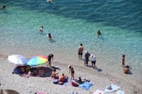 Foto (© Eurokinissi): Nichts wie rein in die Wellen: Badefreuden in der Argolis.