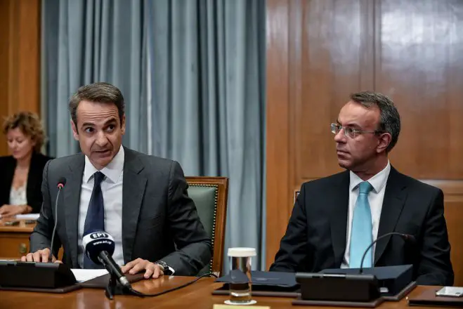 Unser Archivfoto (©Eurokinissi) zeigt Premierminister Kyriakos Mitsotakis (l.) und Finanzminister Christos Staikouras.