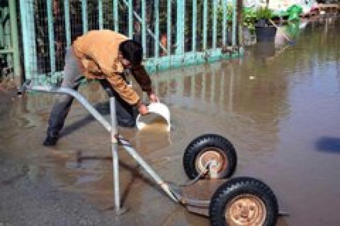 Regenstürme setzen Geschäfte und Keller von Wohnhäusern unter Wasser