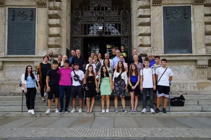 Foto (© GZ/ol): Gruppenbild mit Praktikantinnen und Praktikanten aus Thessaloniki  und mit ihren Gastgebern aus Leipzig.