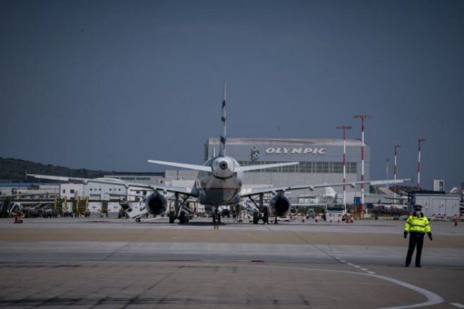 Unser Foto (© Eurokinissi) entstand Ende März im Athener Flughafen „Eleftherios Venizelos“.