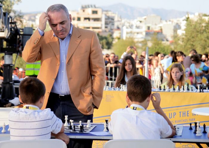 Garri Kasparow fasziniert mit Simultan-Schach in Athen und Saloniki