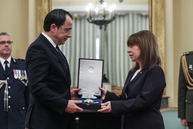 Unser Foto (© Eurokinissi) entstand während eines Treffens zwischen Staatspräsidentin Katerina Sakellaropoulou (r.) und dem Zypernpräsident Nikos Christodoulidis.