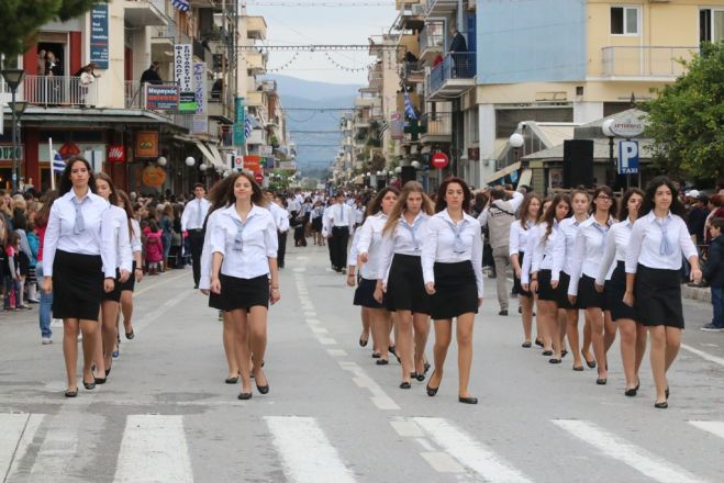 Schüler- und Militärparaden kontra Krise in Griechenland <sup class="gz-article-featured" title="Tagesthema">TT</sup>