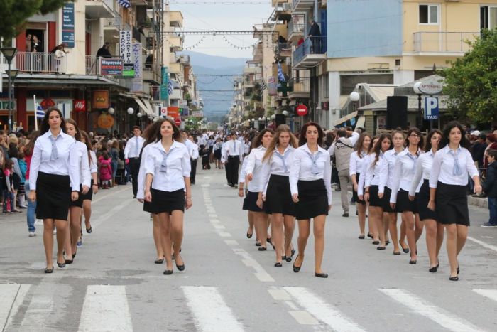 Schüler- und Militärparaden kontra Krise in Griechenland