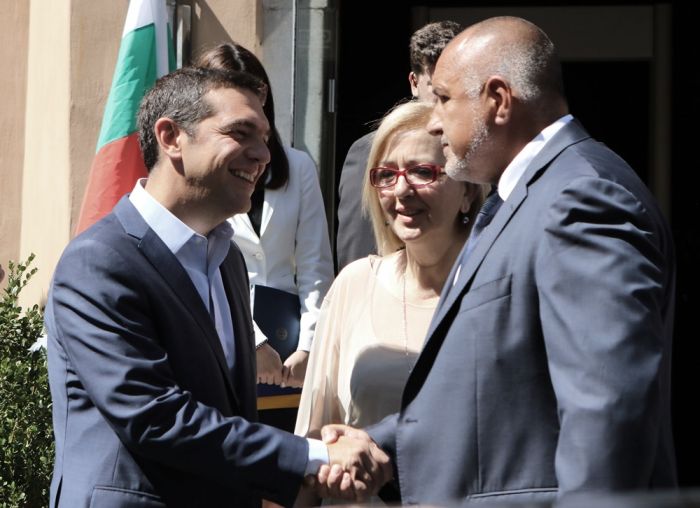 Unser Fotos (© Eurokinissi) zeigen den griechischen Ministerpräsidenten Alexis Tsipras mit seinem Amtskollegen aus Bulgarien Bojko Borissow. (Titelbild, Premier Tsipras: links)
