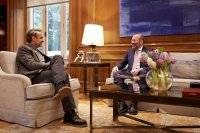 Unser Foto (© Eurokinissi) entstand am Montag (6.2.) während eines Treffens zwischen Premierminister Kyriakos Mitsotakis (l.) und dem Fraktionsvorsitzenden der Europäischen Volkspartei (EVP) im Europäischen Parlament Manfred Weber.