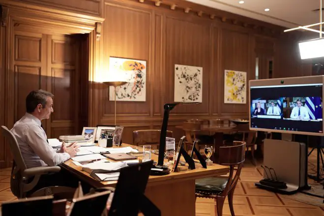 Unser Archivfoto (© Eurokinissi) zeigt Premierminister Kyriakos Mitsotakis in seinem Büro in seinem Amtssitz, dem Megaron Maximou.