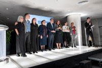 Die Stellvertreter*innen der sechs Kulturhauptstädte Europas 2022 und 2023 mit der griechischen Kulturministerin Lina Mendoni und dem Vizepräsidenten der EU-Kommission Margaritis Schinas. 