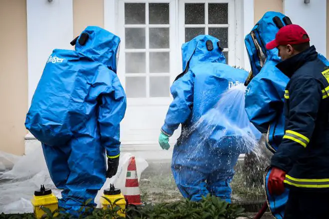 Unser Foto (© Eurokinissi) ist vor dem Postamt von Korfu entstanden. Den Angestellten ist hier ein Brief aufgefallen, der dubiosen Staub beinhaltet. Adressiert war er an die Universität Korfu.