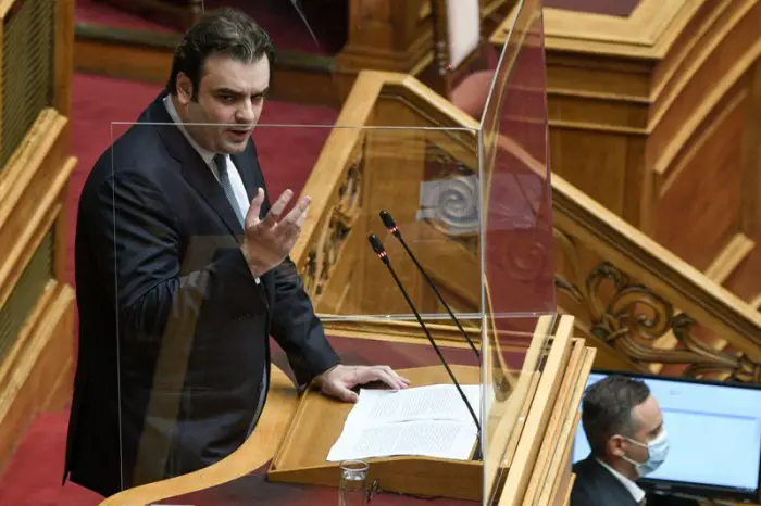Unser Foto (© Eurokinissi) zeigt Minister Kyriakos Pierrakakis während der Debatte im Parlament.