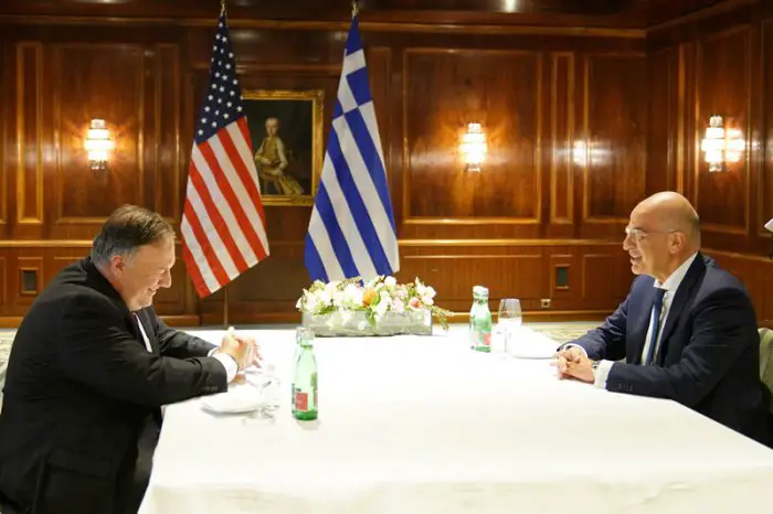 Unser Archivfoto (© Eurokinissi) entstand während einer Begegnung zwischen Griechenlands Außenminister Nikos Dendias (r.) und seinem US-Amtskollegen Mike Pompeo am 14. August 2020 in Wien. 