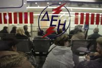 Unser Archivfoto (© Eurokinissi) zeigt Kunden des staatlichen Elektrizitätserzeugers DEI in einer Geschäftsstelle des Unternehmens.