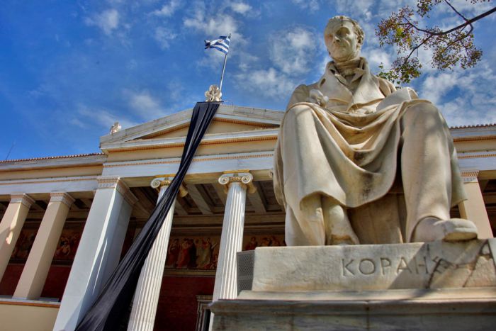 Unser Archivfoto (© Eurokinissi) zeigt die Statue des Freiheitskämpfers Adamantios Korais.