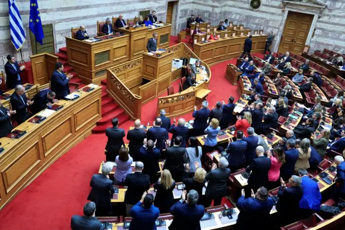 Unser Foto (© Eurokinissi) entstand am Mittwoch (4.3.) während der Debatte zum Wahlrecht der Auslandsgriechen im griechischen Parlament.
