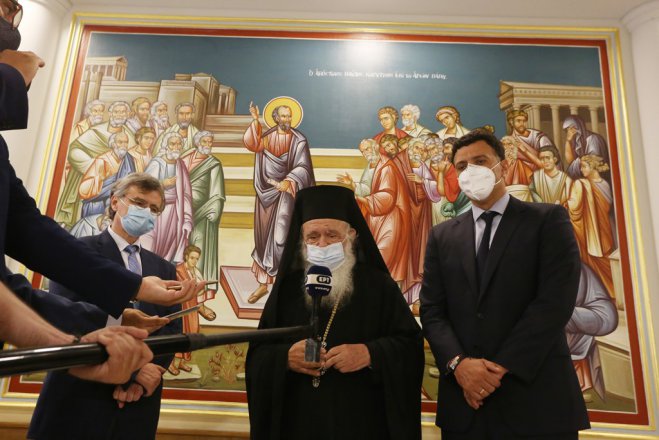Unser Foto (© Eurokinissi) zeigt den Erzbischof von Athen und ganz Griechenland Hieronymos (m.) nach dem Treffen mit Gesundheitsminister Vassilis Kikilias (r.)