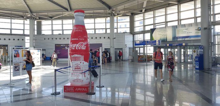 Unser Foto (© digiprints.gr) zeigt einen 3D-Drucke im Großformat von einer Coca-Cola Flasche, die im Athener Flughafen stand.