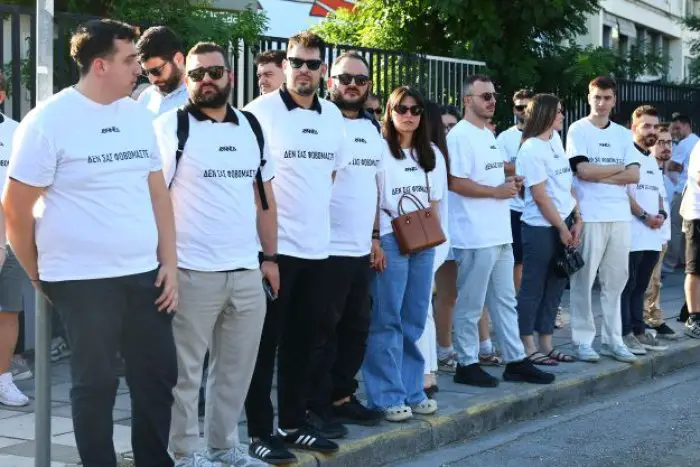 Menschenkette in Thessaloniki unter dem Motto „Wir haben keine Angst vor euch“ (Foto: © Eurokinissi)